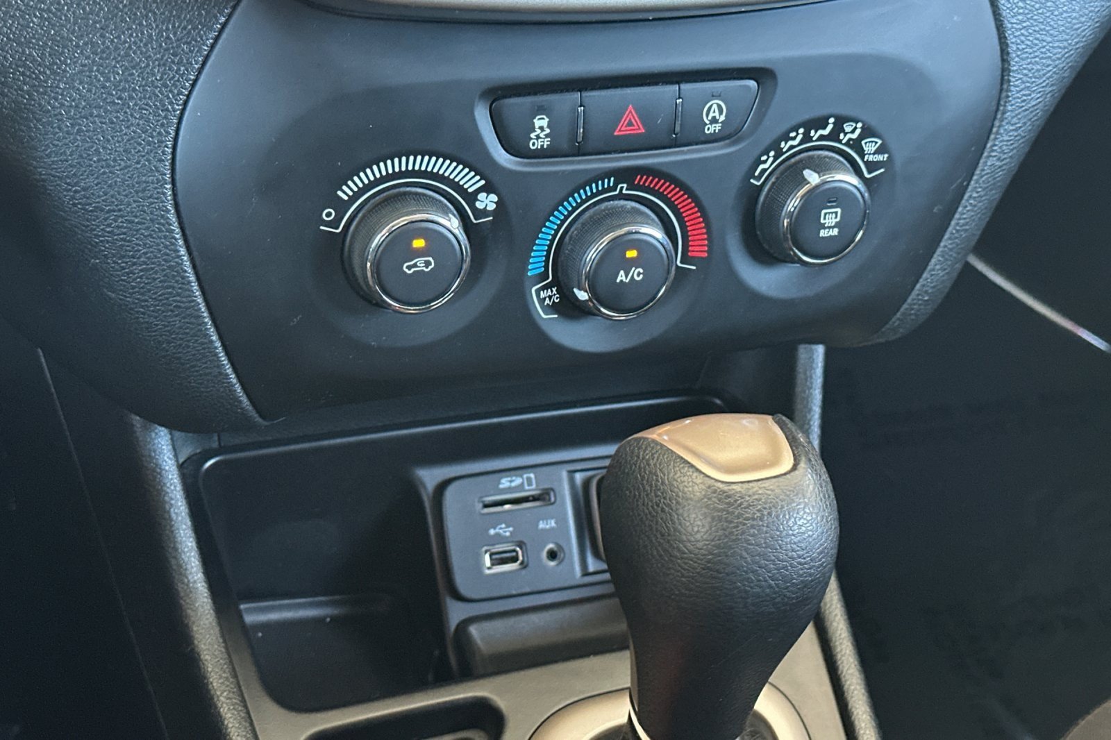 Used 2018 Jeep Cherokee Latitude w/ Altitude Package FWD image 19