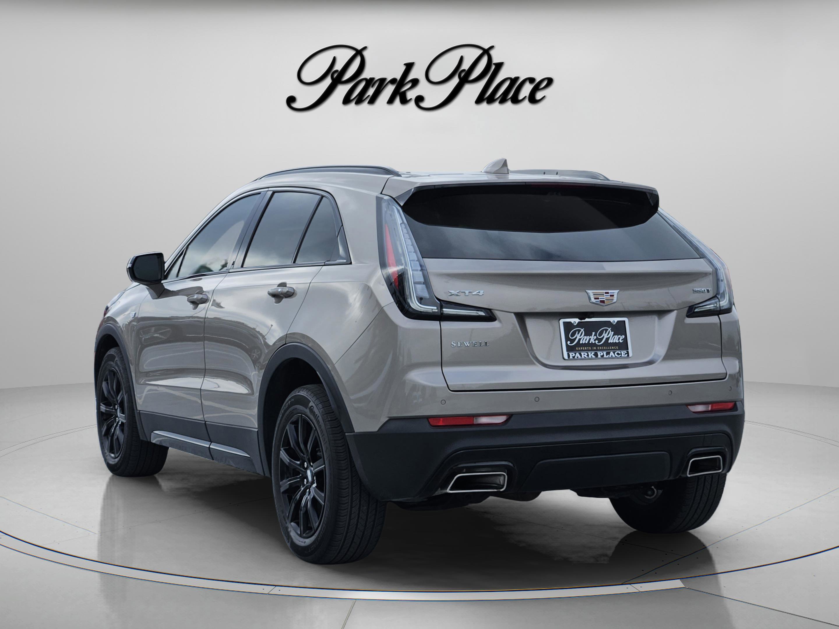 Used 2022 Cadillac XT4 Sport w/ Enhanced Visibility Package FWD image 3