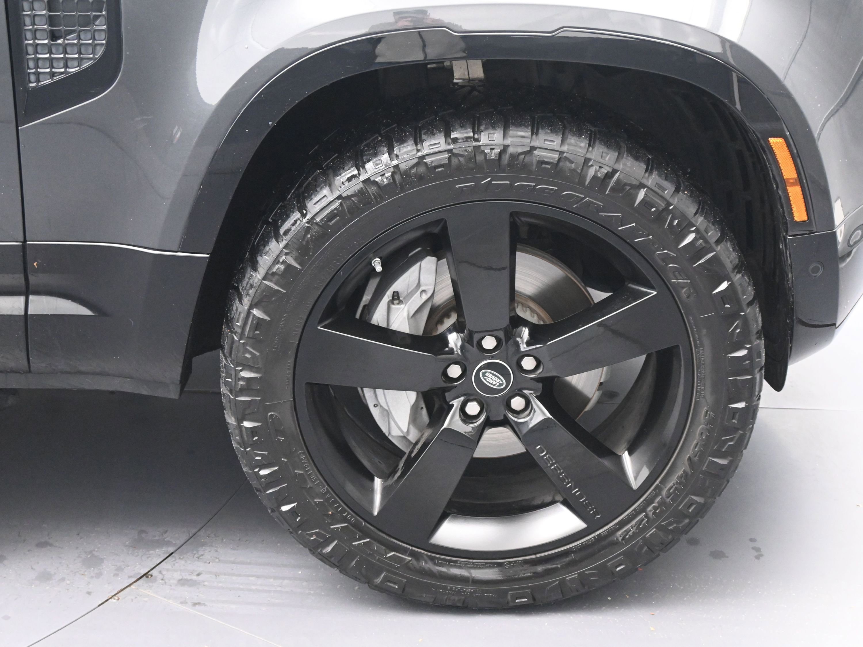 Used 2023 Land Rover Defender 110 X-Dynamic SE image 12