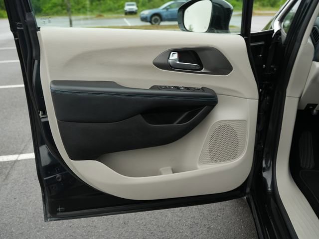 Used 2021 Chrysler Pacifica Touring FWD image 13
