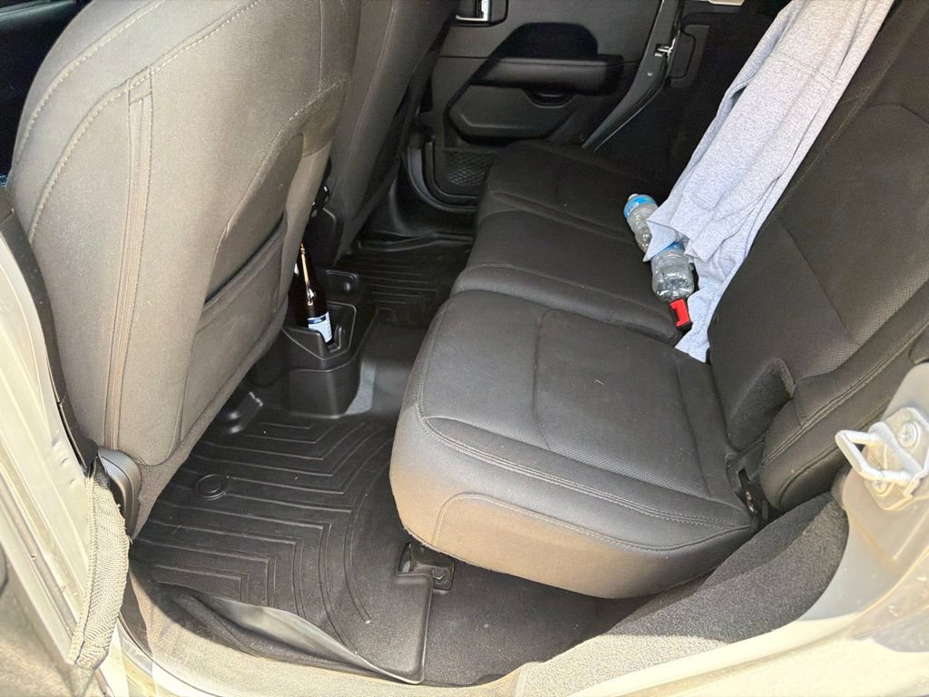 Used 2018 Jeep Wrangler Unlimited Sahara AWD/4WD image 37