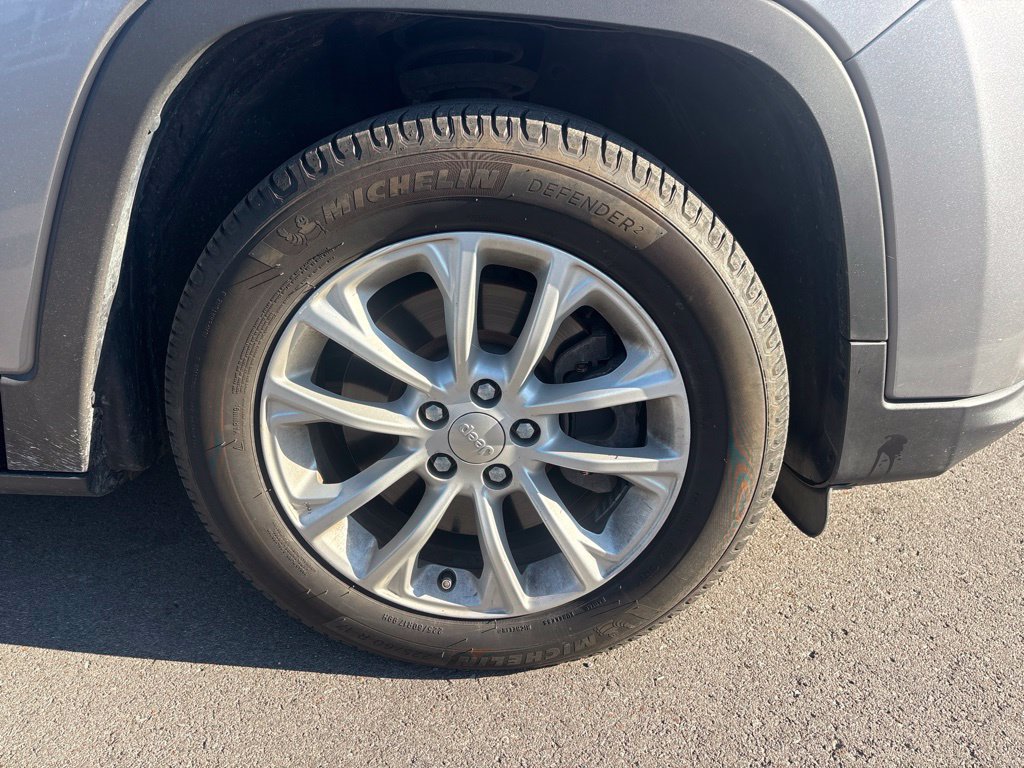Used 2020 Jeep Cherokee Latitude FWD image 20