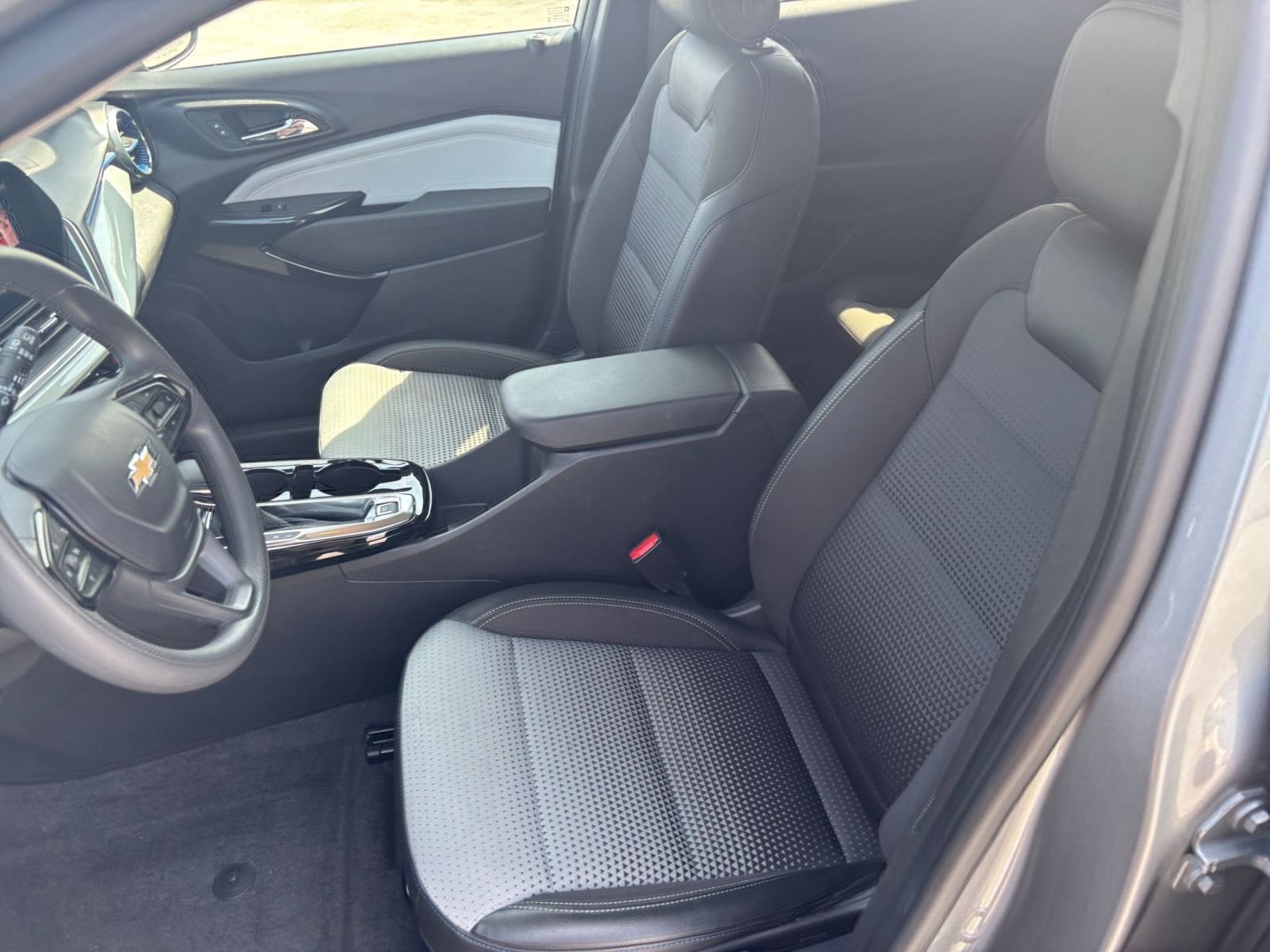 Used 2025 Chevrolet Trax LT FWD image 35