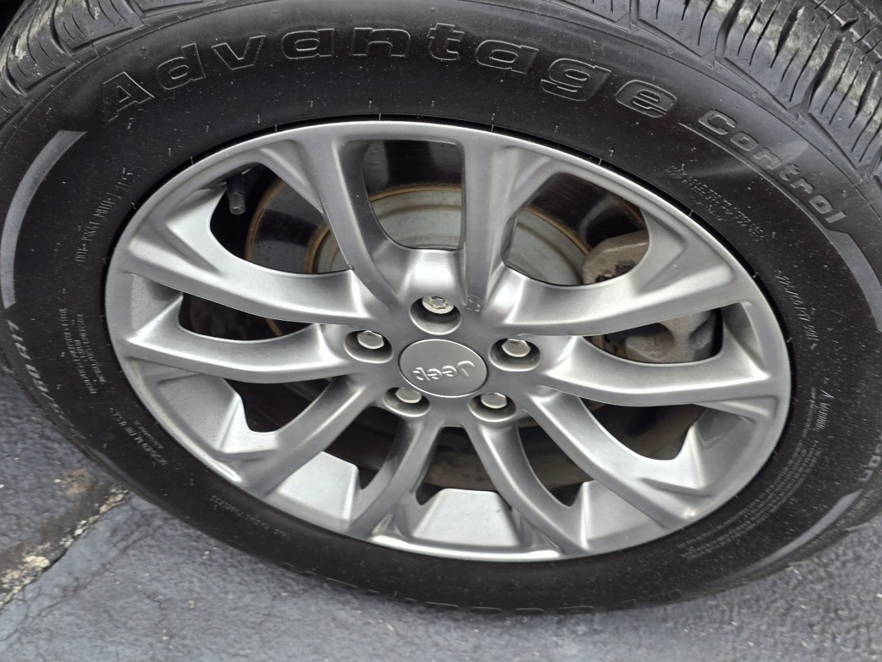 Used 2019 Jeep Cherokee Latitude Plus w/ Comfort/Convenience Group FWD image 12