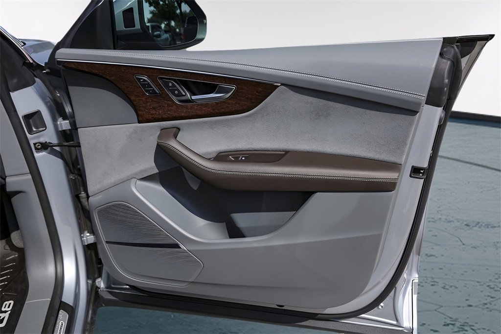 Used 2024 Audi Q8 Prestige image 32