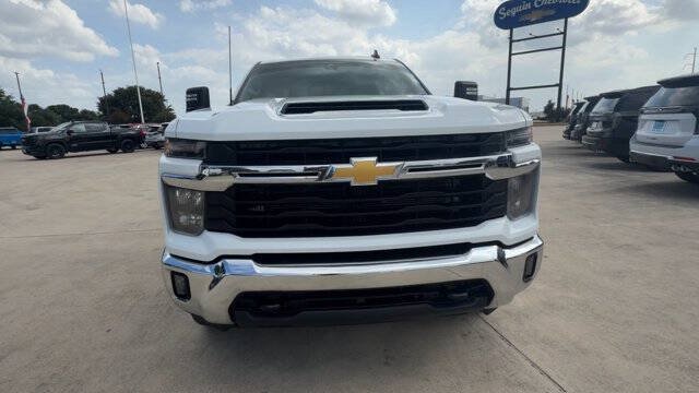 Used 2024 Chevrolet Silverado 2500 LT AWD/4WD image 3