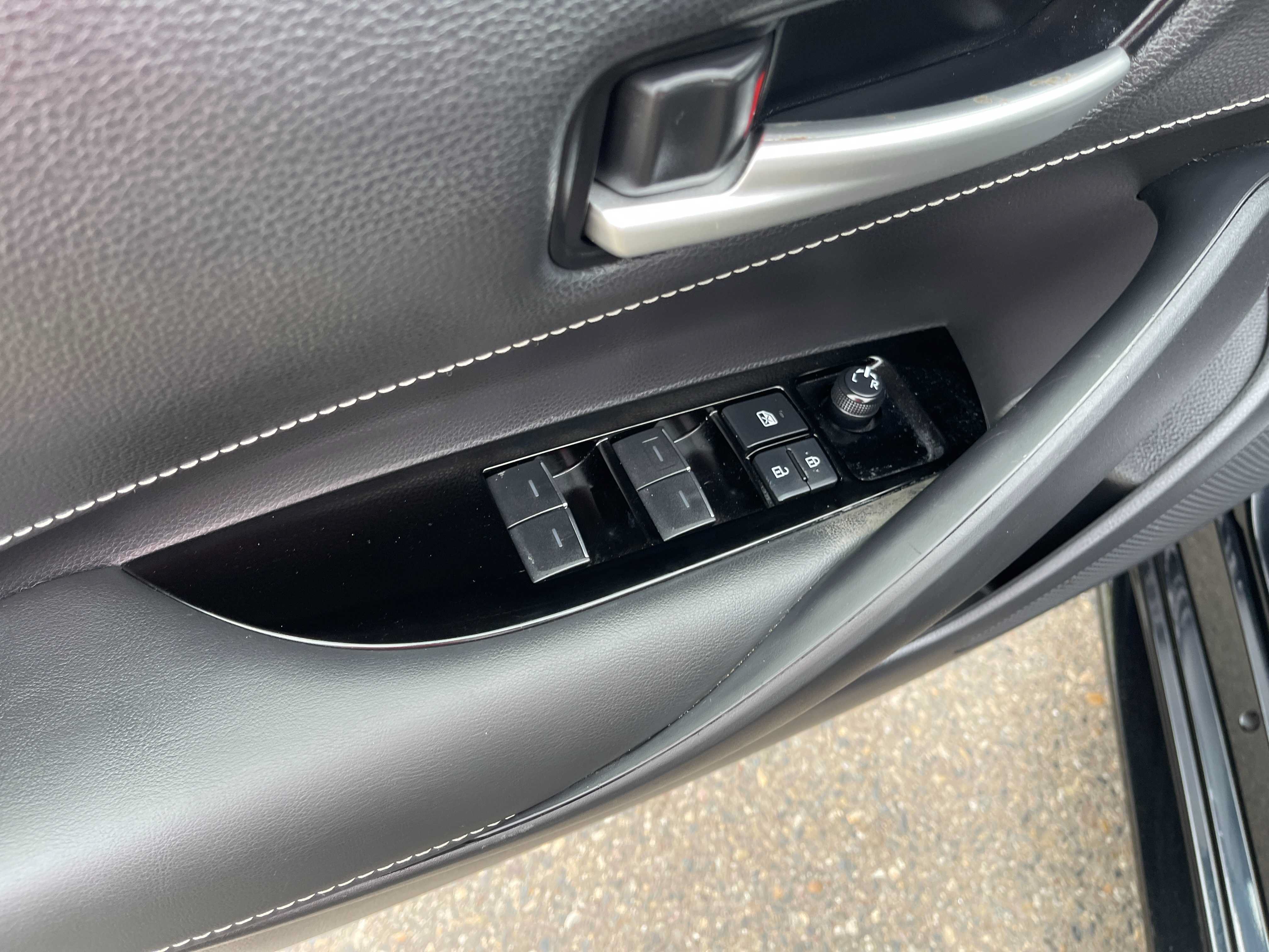 Used 2022 Toyota Corolla SE w/ SE Preferred Package FWD image 18
