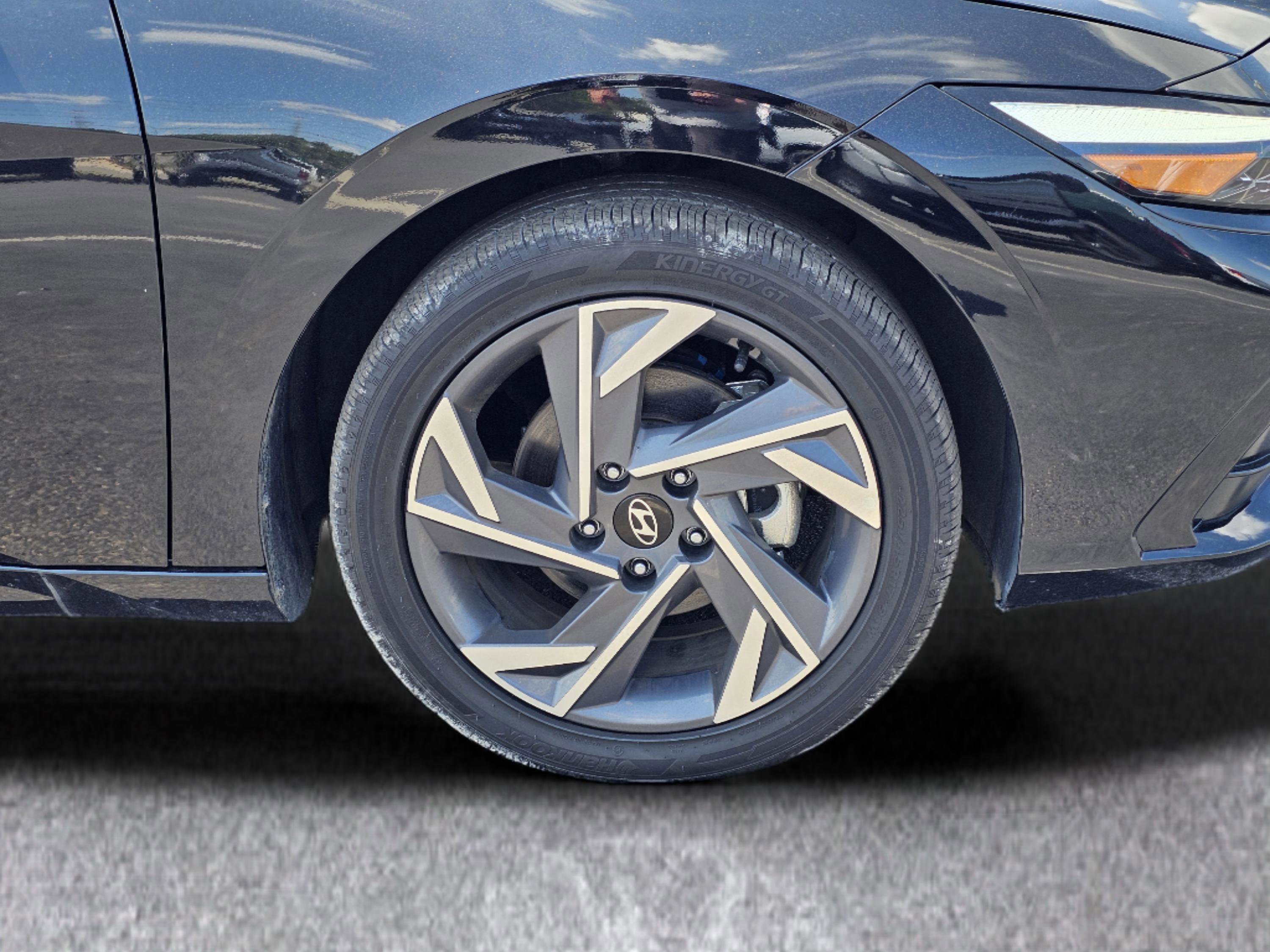 Used 2025 Hyundai Elantra Limited image 6