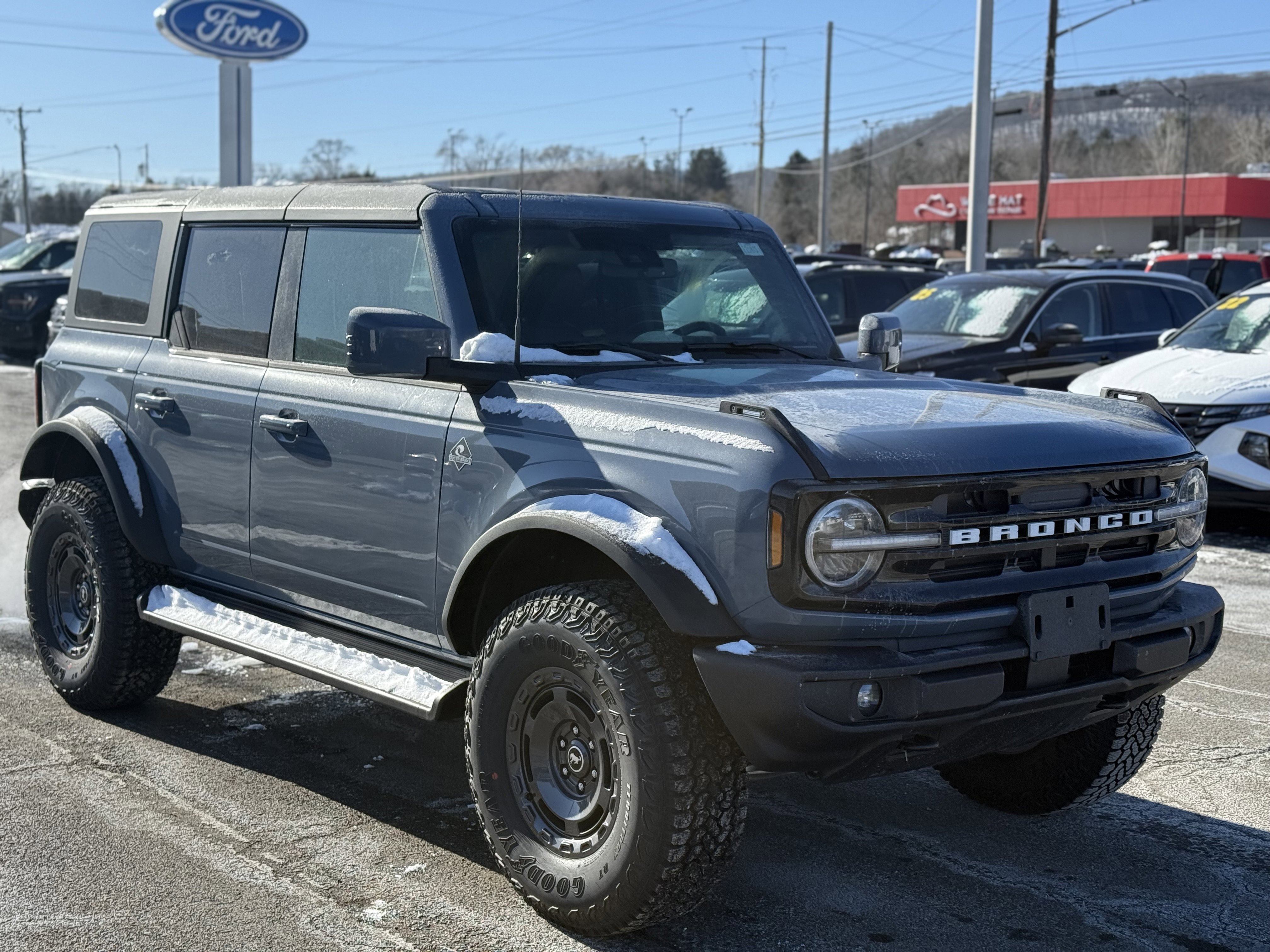 New 2025 Ford Bronco Outer Banks w/ Sasquatch Package