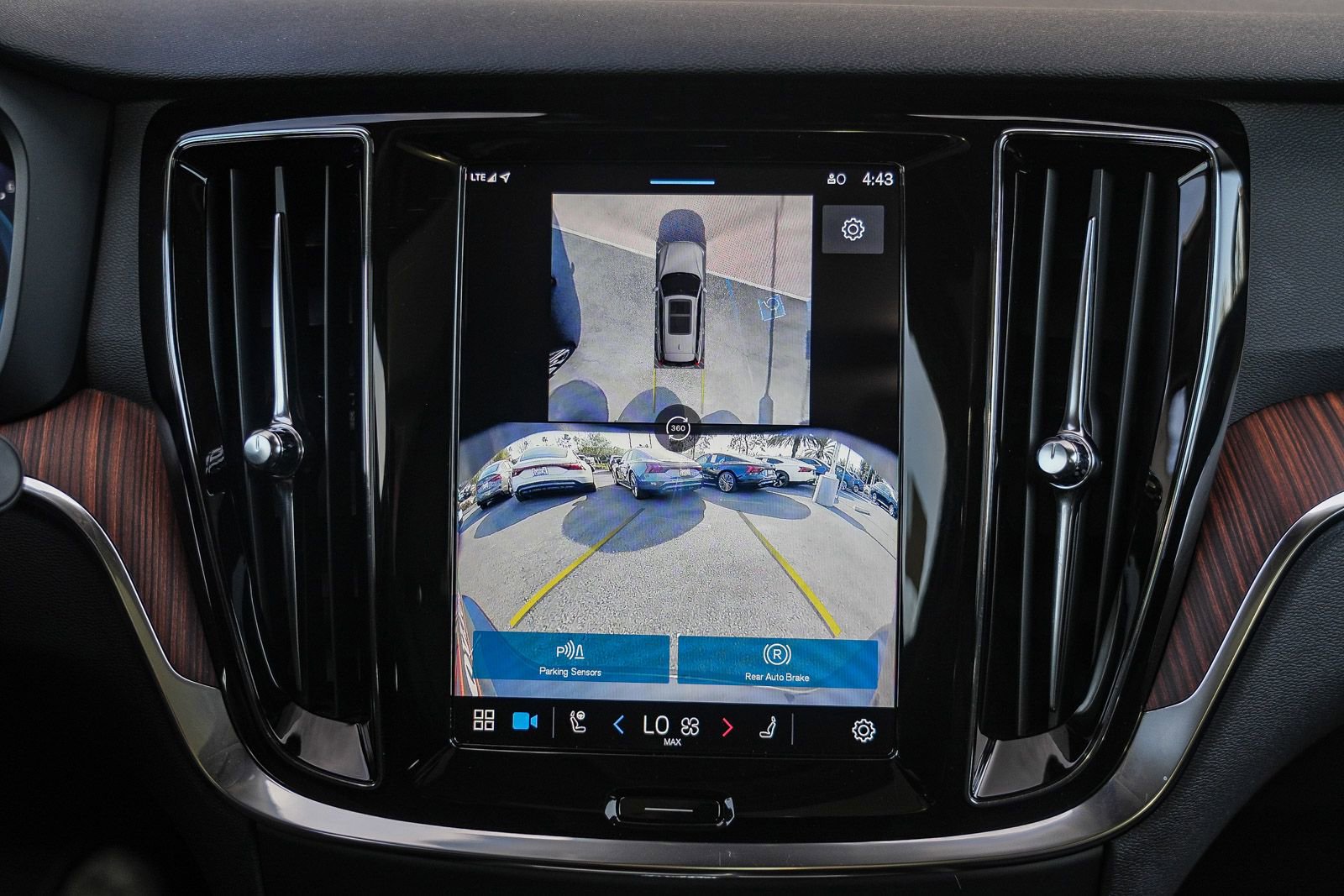 Used 2025 Volvo V60 B5 Cross Country Plus image 26