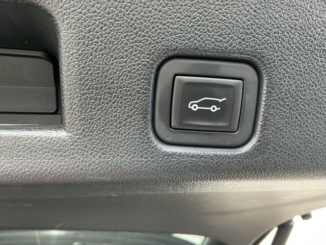 Used 2025 Chevrolet Traverse LT w/ Sun and Wheel Package image 16