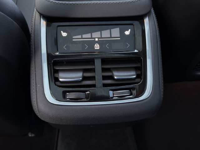 Used 2025 Volvo XC90 B6 Plus AWD/4WD image 30