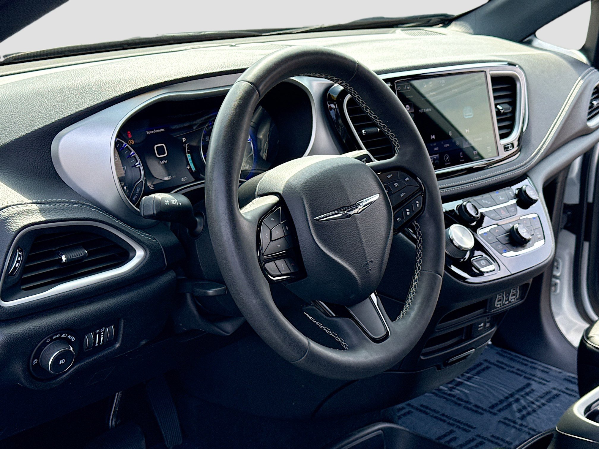 Used 2022 Chrysler Pacifica Touring-L w/ S Appearance Package image 4