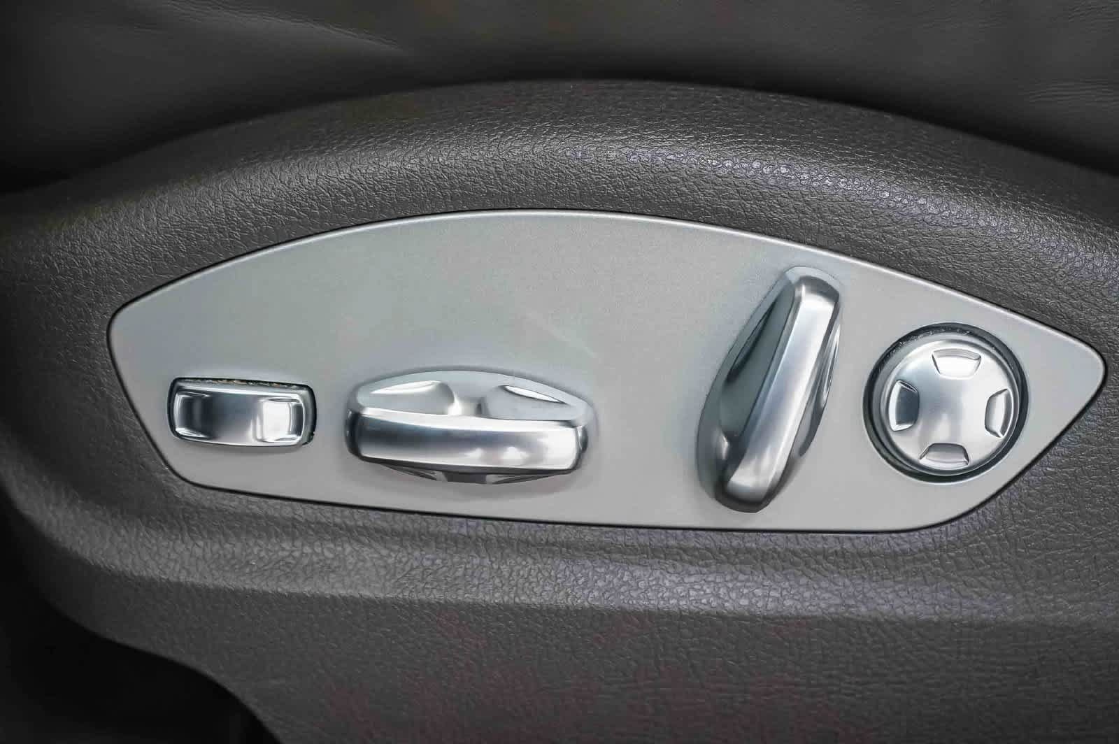 Certified 2024 Porsche Macan AWD/4WD image 26