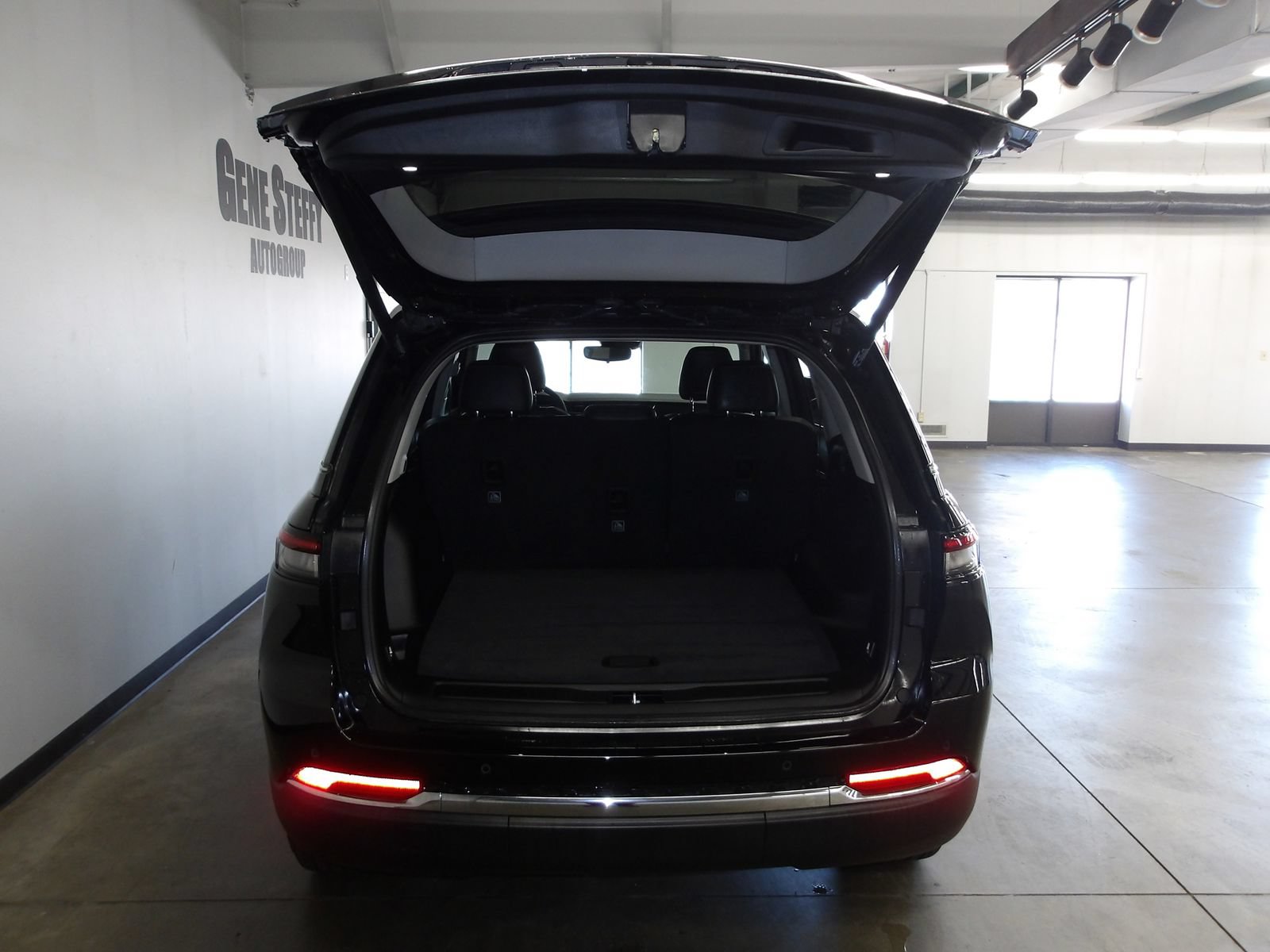Used 2024 Jeep Grand Cherokee Limited AWD/4WD image 16