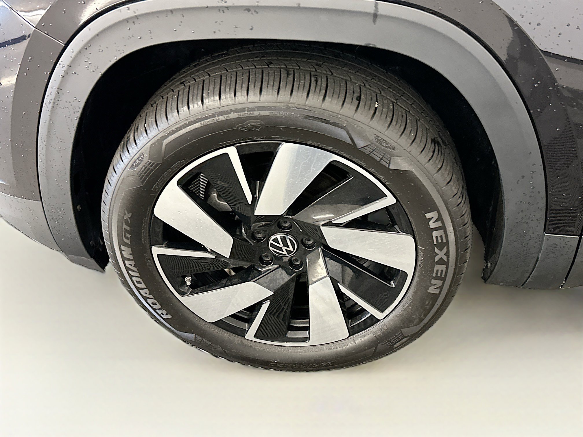 Used 2024 Volkswagen Atlas Cross Sport SE image 11