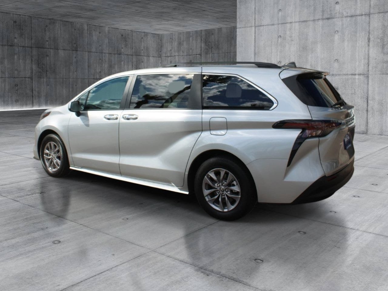 Used 2024 Toyota Sienna XLE FWD image 3