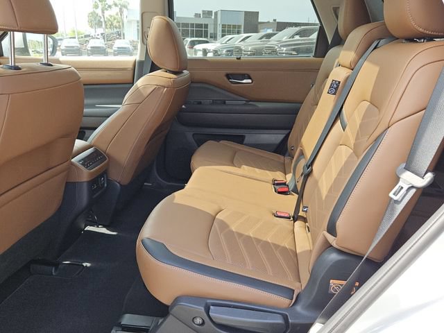 Used 2025 Nissan Pathfinder Platinum w/ Black Appearance Package FWD image 11