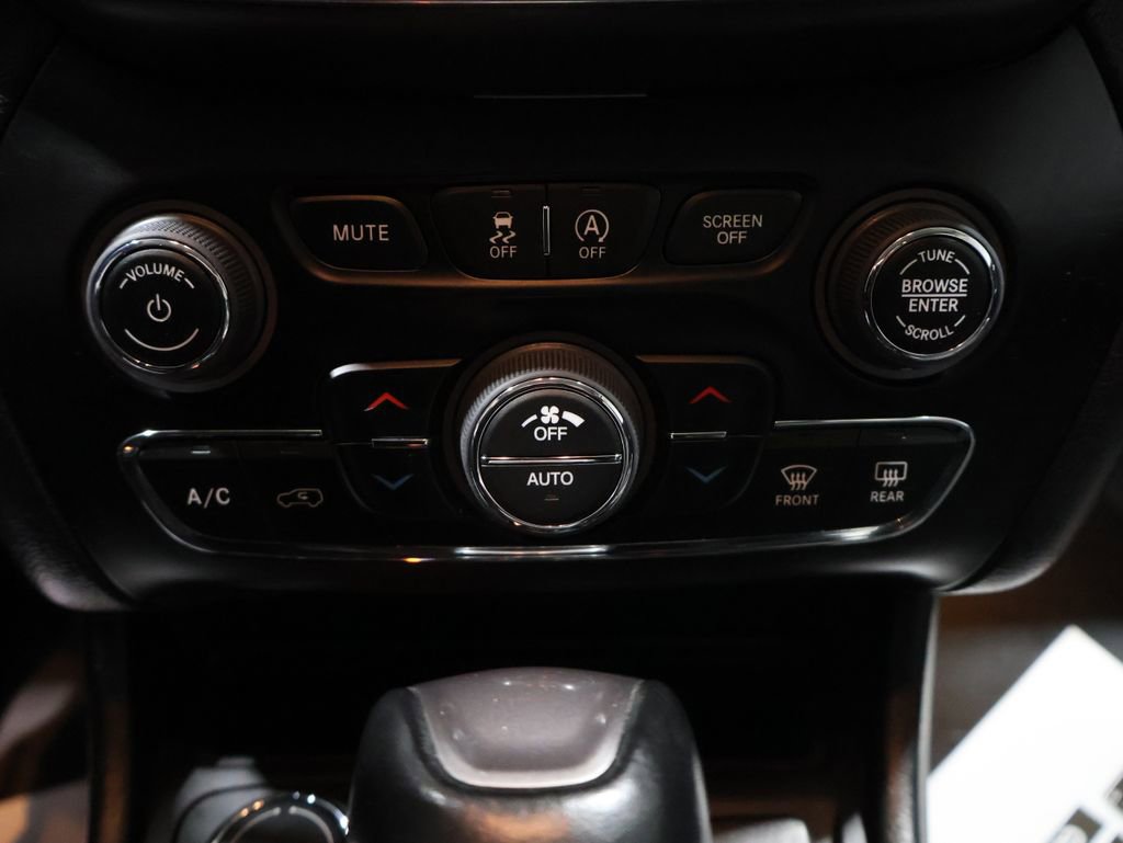Used 2023 Jeep Cherokee Altitude Lux image 36