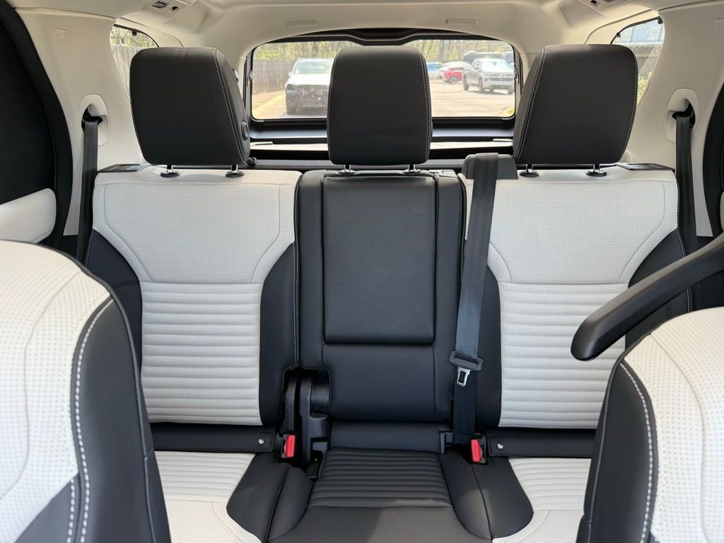 Certified 2025 Land Rover Discovery S image 34