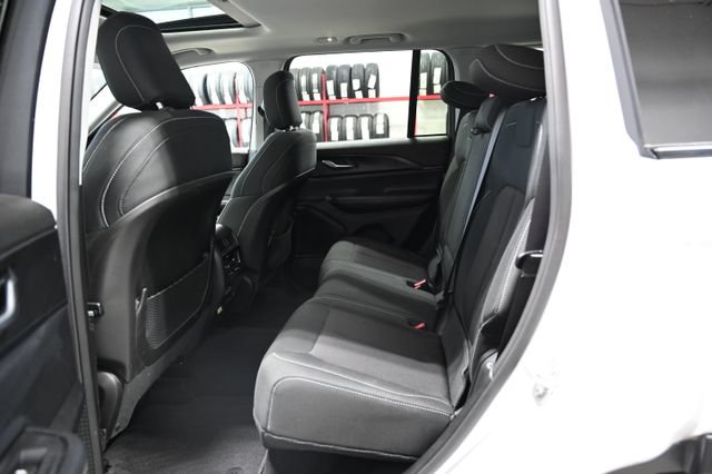 Used 2023 Jeep Grand Cherokee Laredo w/ Luxury Tech Group I AWD/4WD image 12