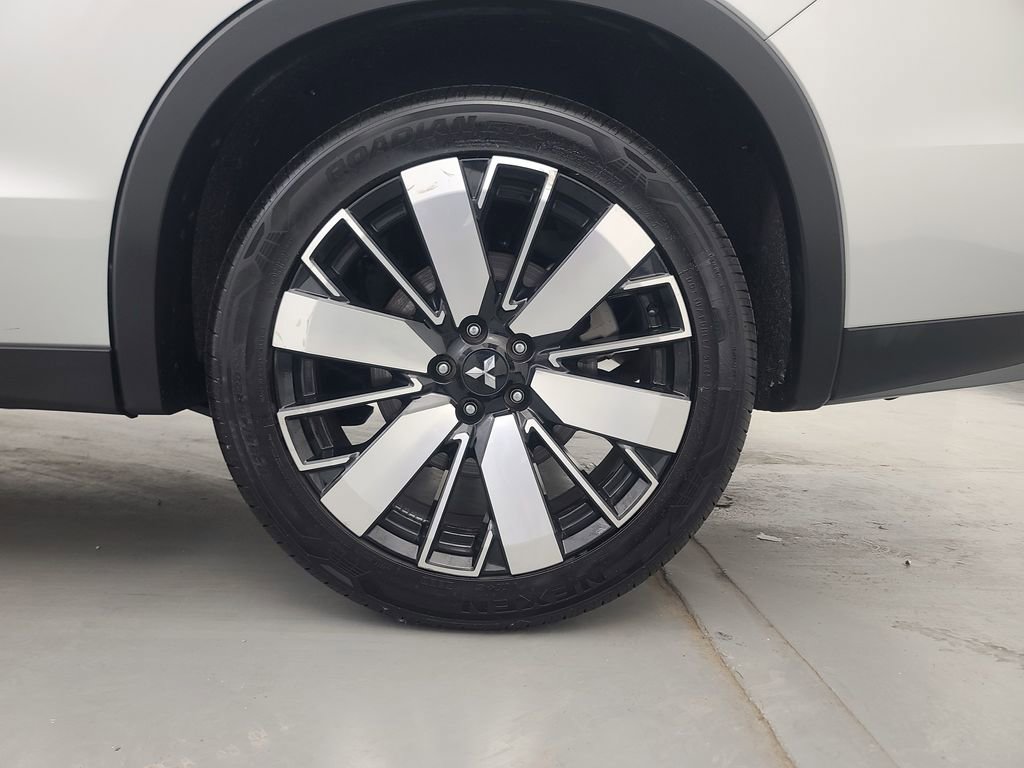 Used 2025 Mitsubishi Outlander SE image 10
