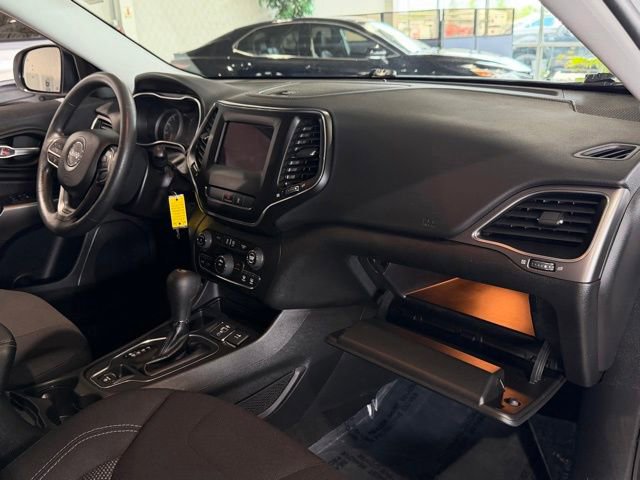 Used 2021 Jeep Cherokee Latitude FWD image 12