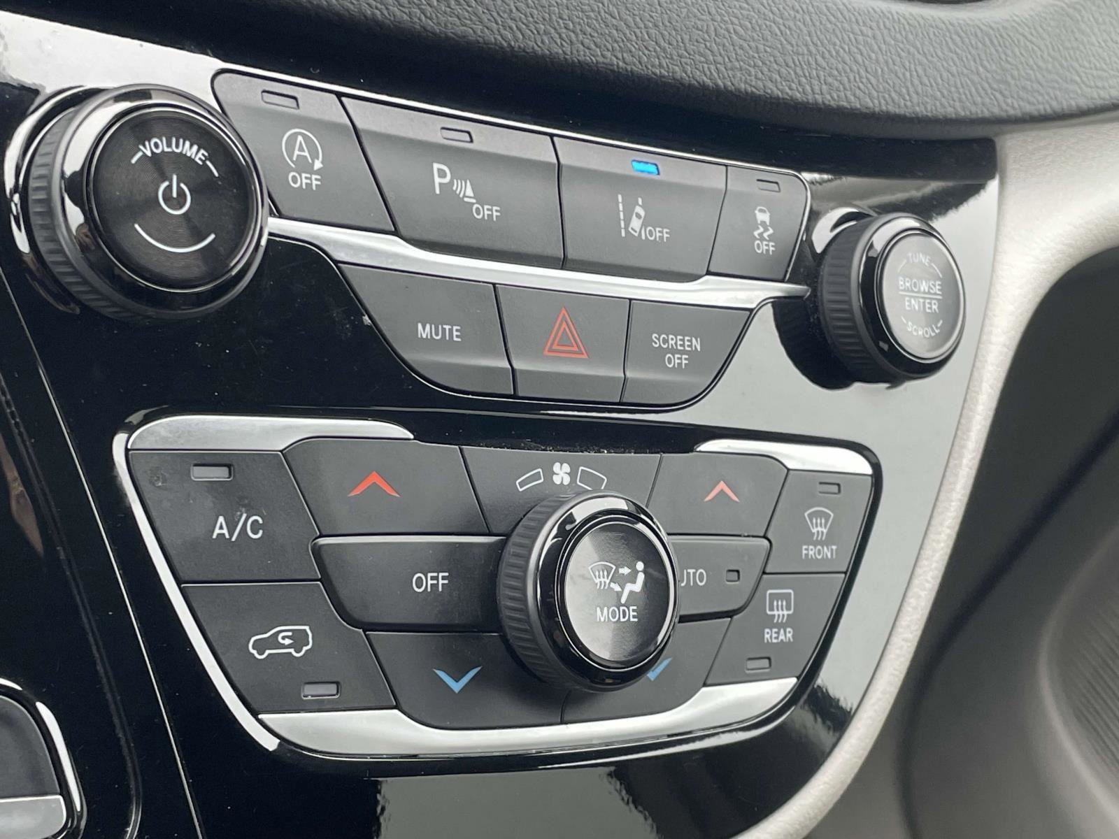 Certified 2024 Chrysler Pacifica Touring-L image 4