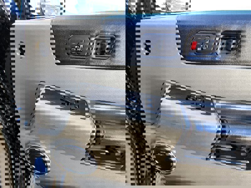 Used 2003 HUMMER H2 w/ Preferred Equipment Group image 24