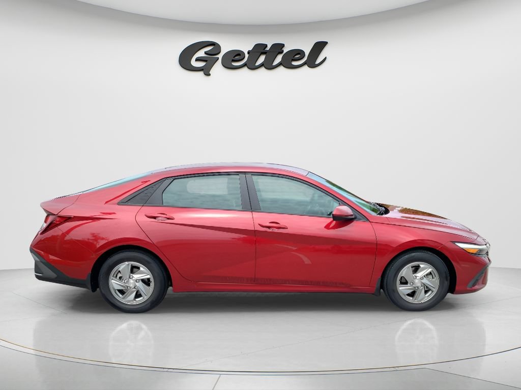 Used 2024 Hyundai Elantra SE FWD image 4