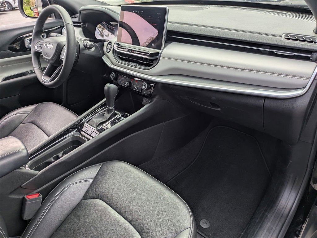 Used 2025 Jeep Compass Limited image 30