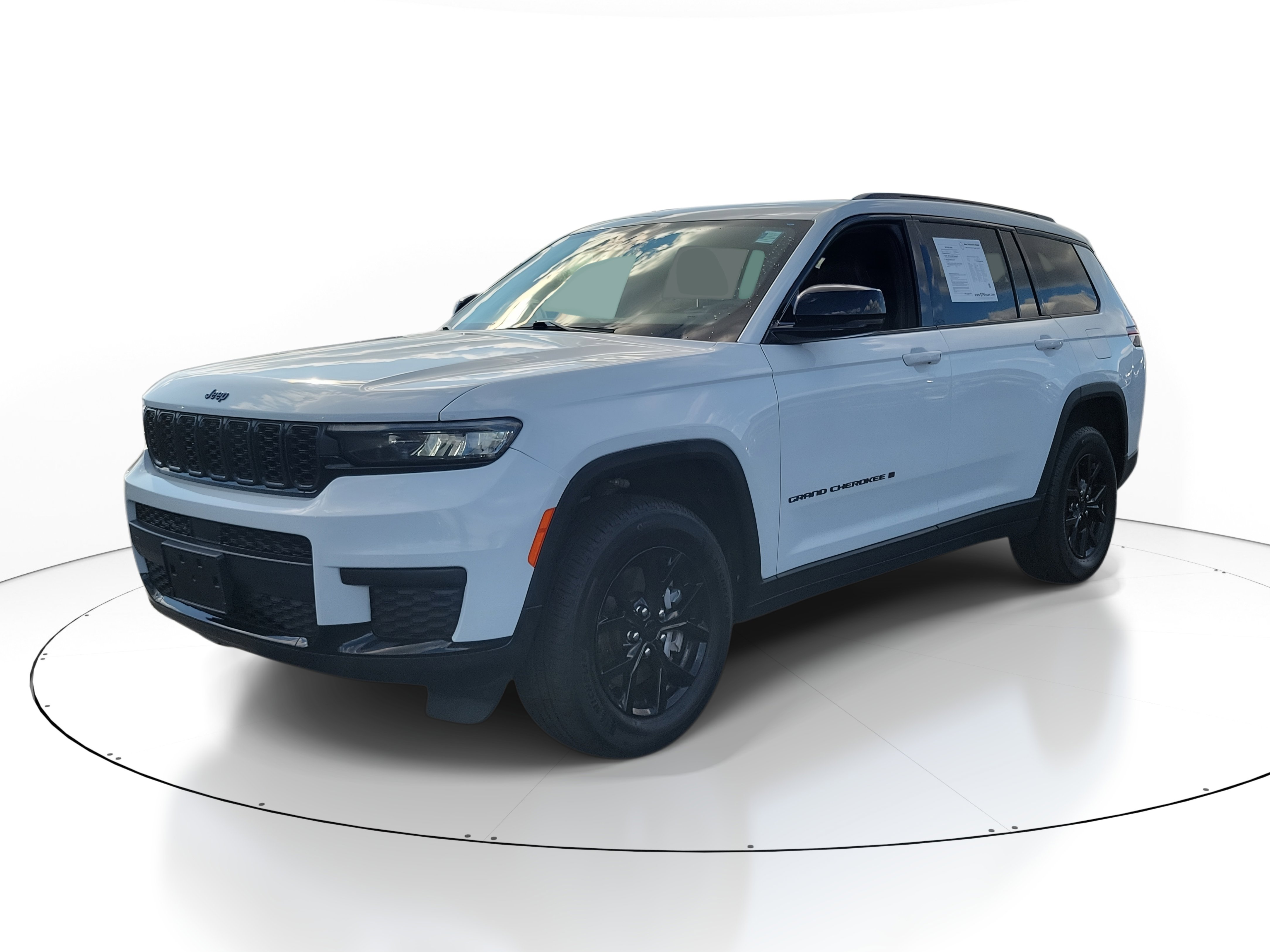 Used 2024 Jeep Grand Cherokee L Laredo image 2