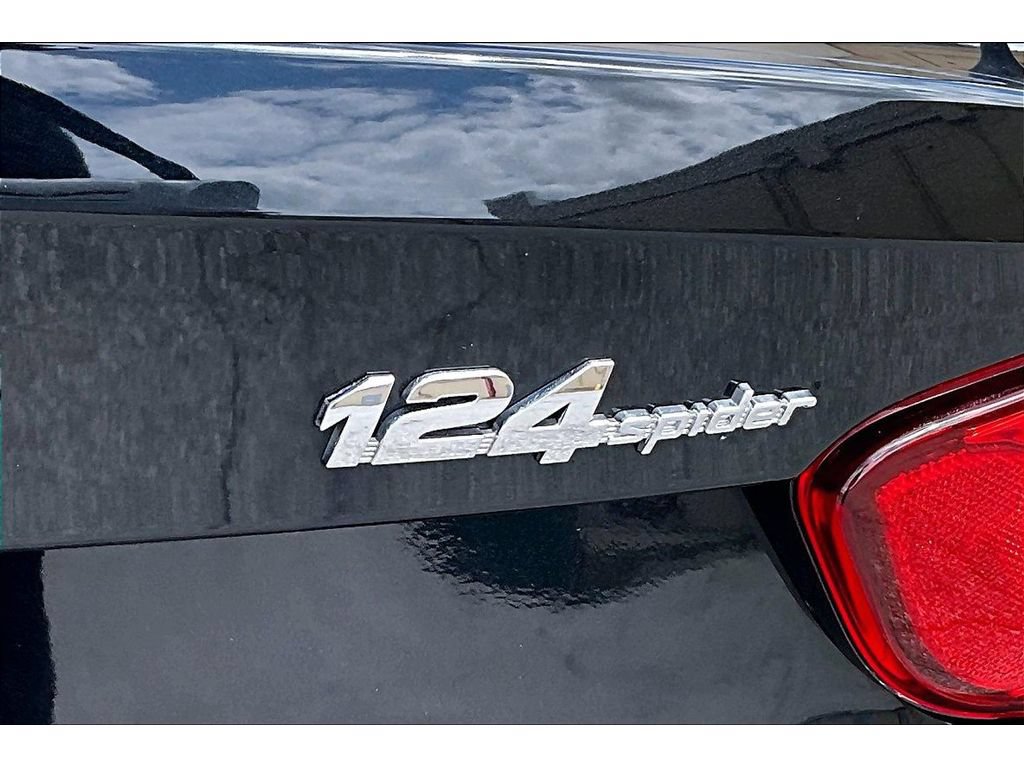 Used 2017 FIAT 124 Spider Classica RWD image 34