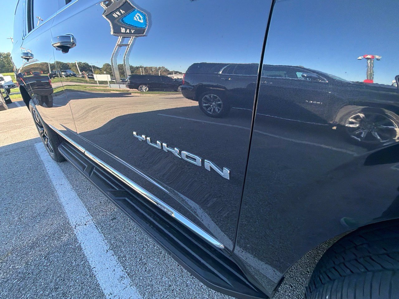 Used 2023 GMC Yukon XL SLT AWD/4WD image 12