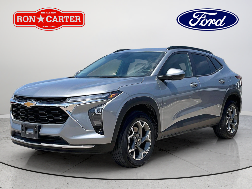 Used 2025 Chevrolet Trax LT FWD image 3