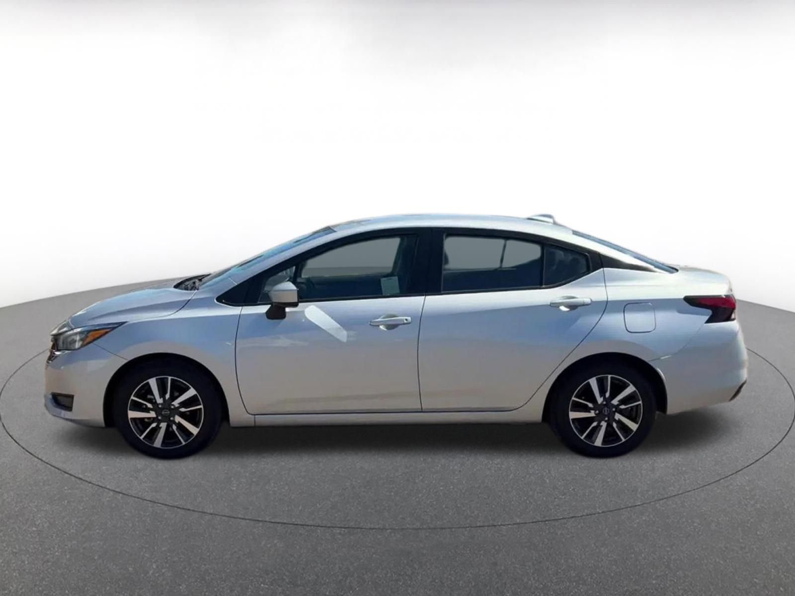 Used 2025 Nissan Versa SV image 9