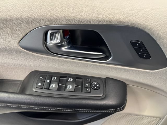 Used 2019 Chrysler Pacifica Limited FWD image 28