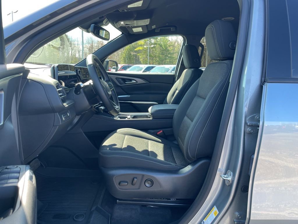 Used 2025 Chevrolet Traverse LT w/ LPO, Floor Liner Package FWD image 28