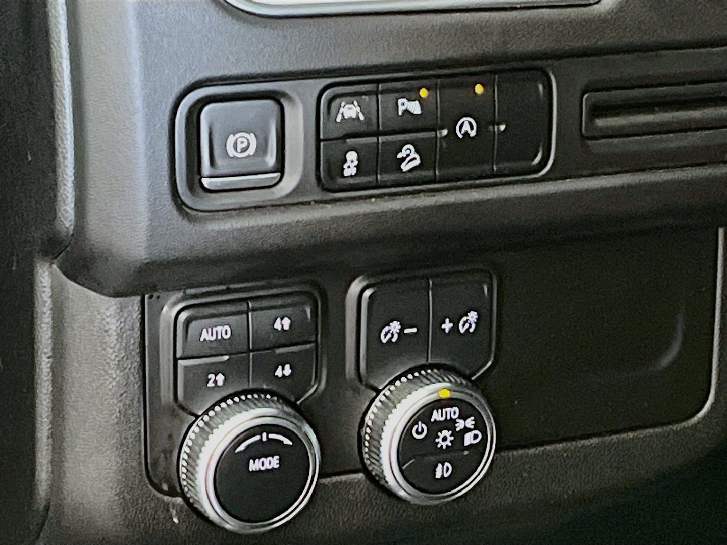 Used 2024 GMC Yukon AT4 AWD/4WD image 10