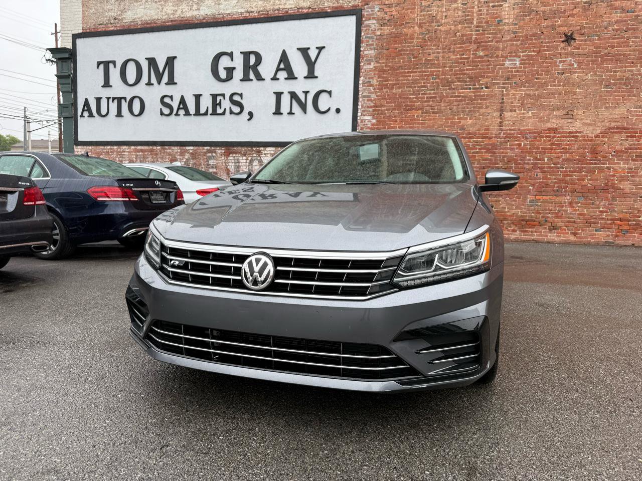 Used 2018 Volkswagen Passat 2.0T R-Line w/ R-Line Lighting Package FWD image 1