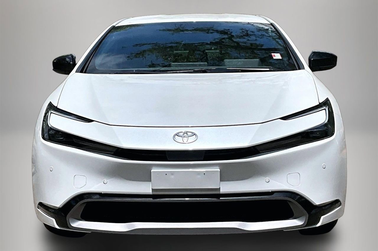 Used 2024 Toyota Prius XLE FWD image 3