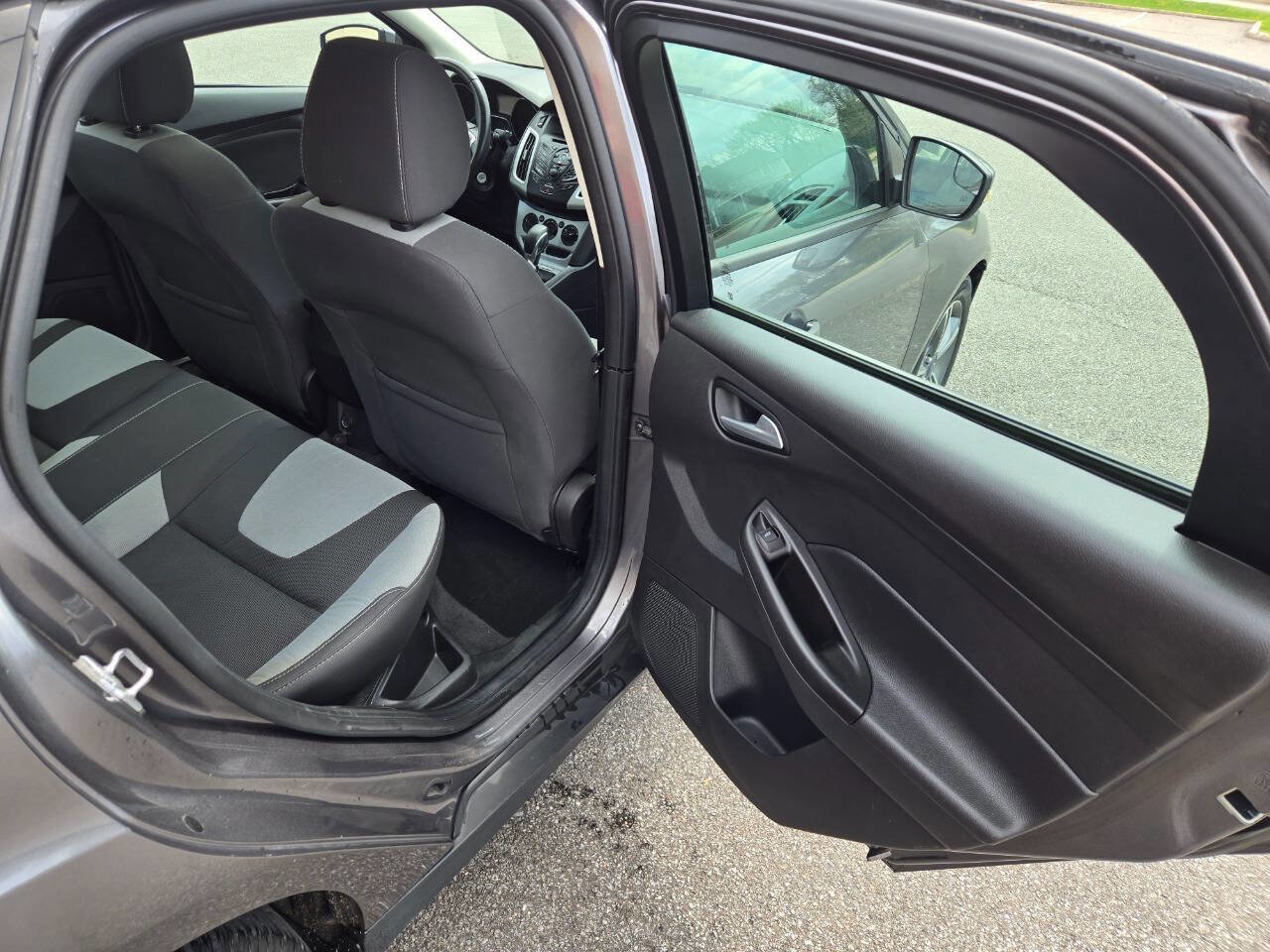 Used 2014 Ford Focus SE w/ SE Sport Package image 28