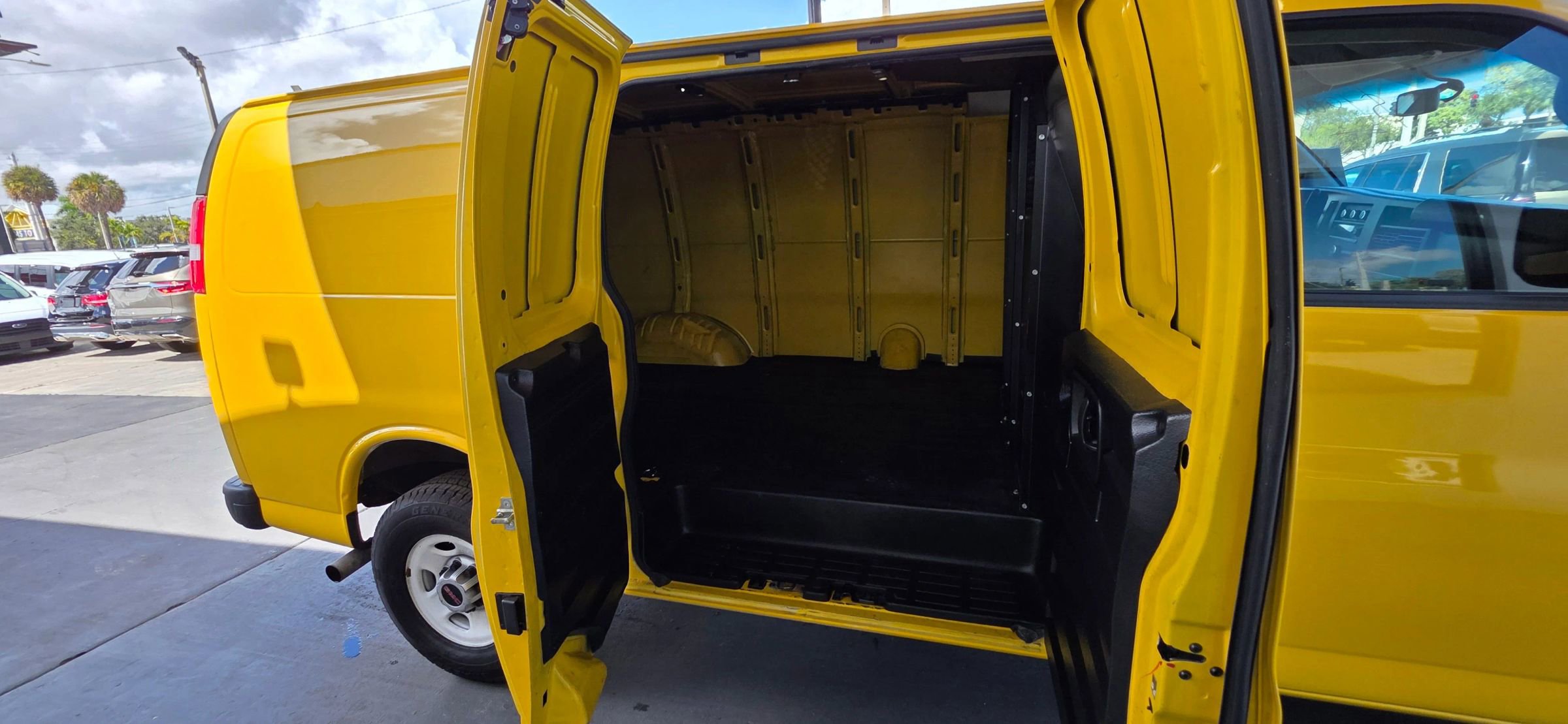 Used 2021 GMC Savana 2500 w/ Driver Convenience Package image 11