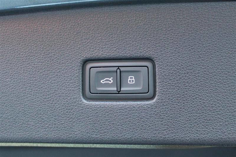 Used 2020 Audi Q8 Prestige w/ Prestige Package image 34