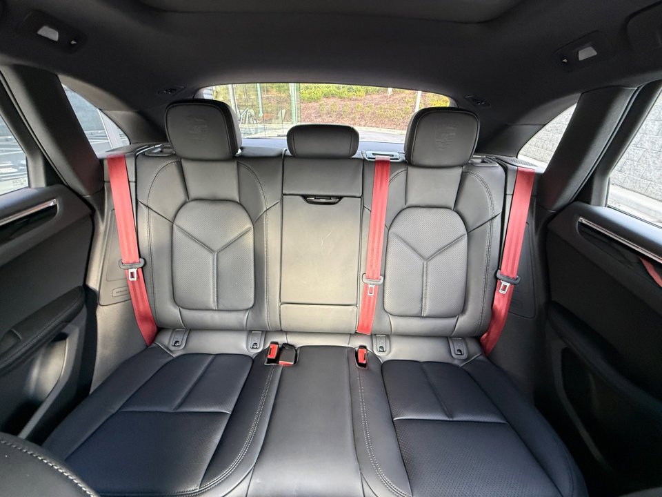 Certified 2025 Porsche Macan image 24