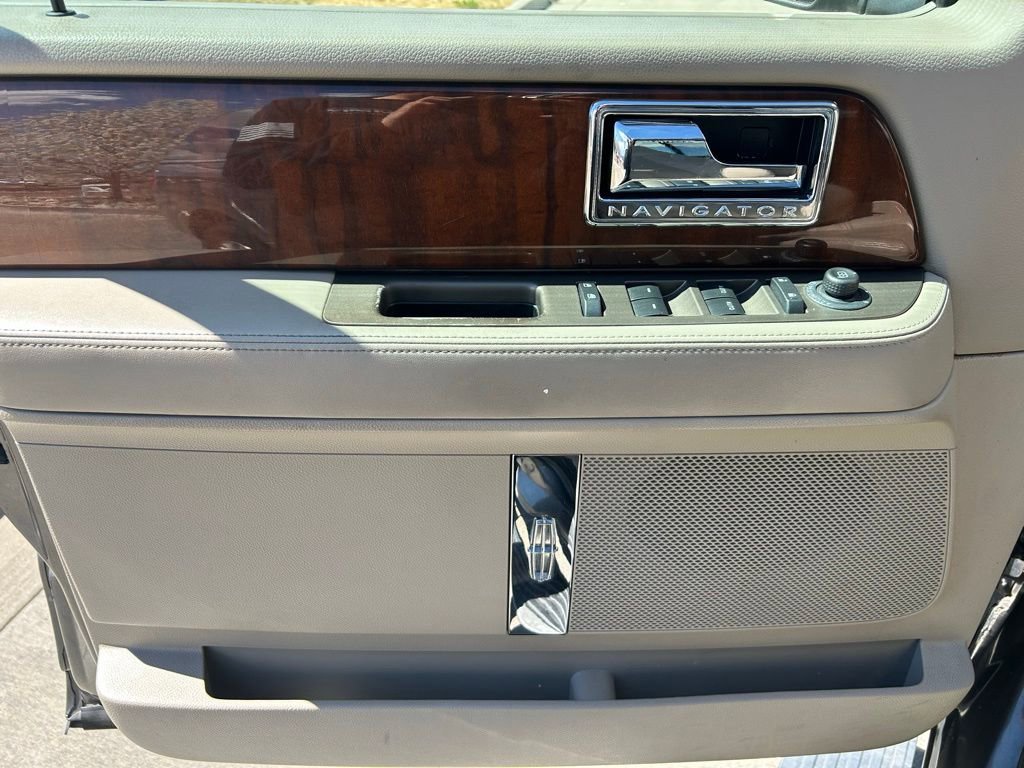 Used 2014 Lincoln Navigator 4WD image 9