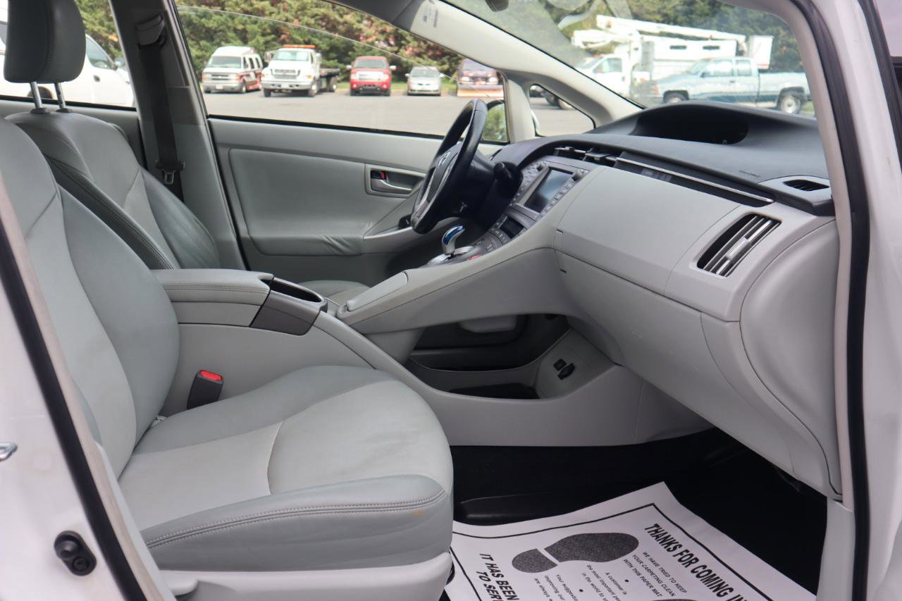 Used 2015 Toyota Prius Four w/ Deluxe Solar Roof Package image 37