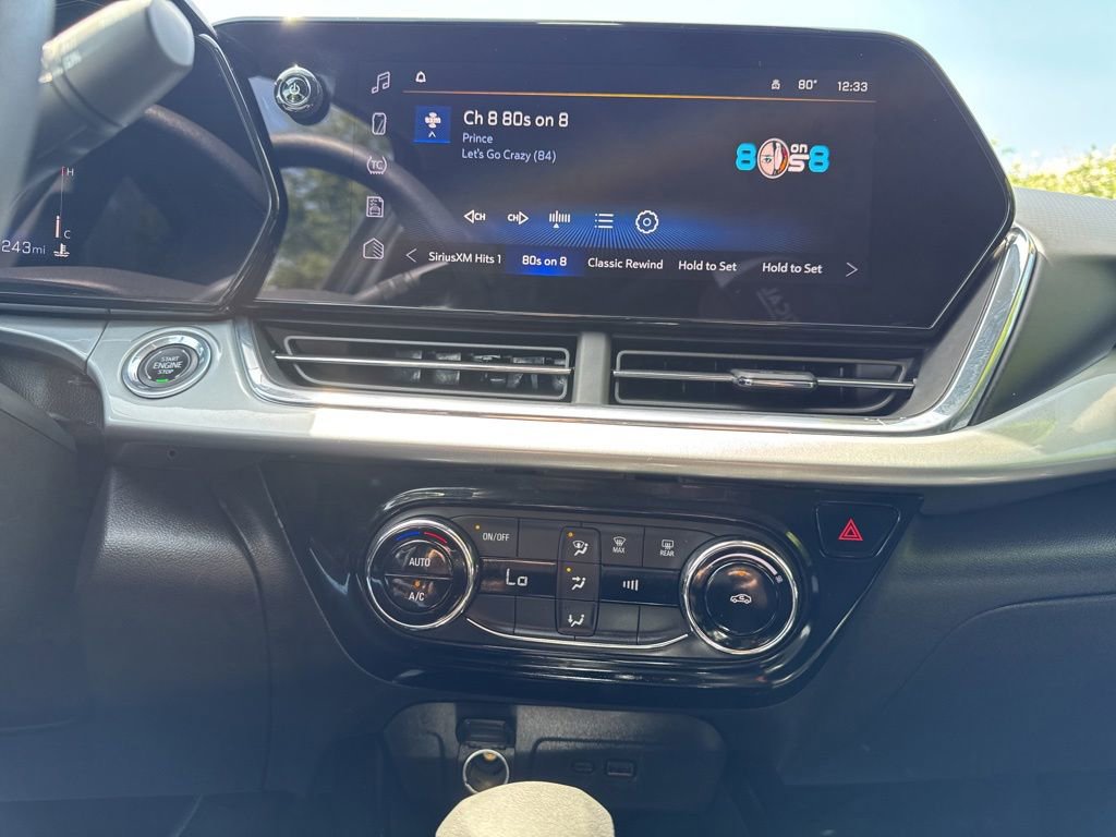 Used 2025 Chevrolet Trax LT FWD image 17