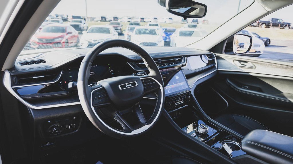 Used 2022 Jeep Grand Cherokee Limited 4xe image 2