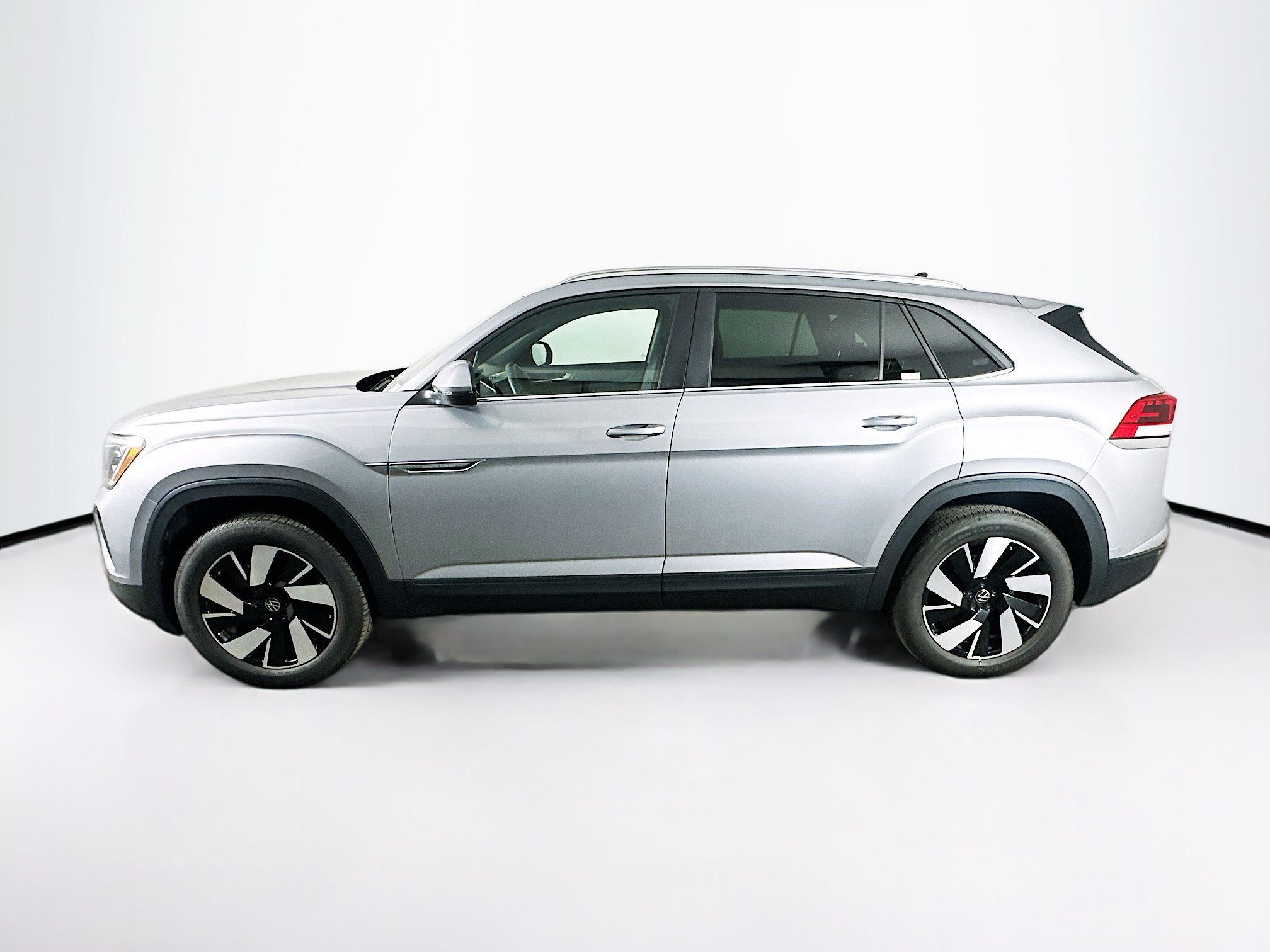 Used 2025 Volkswagen Atlas Cross Sport SE FWD image 4